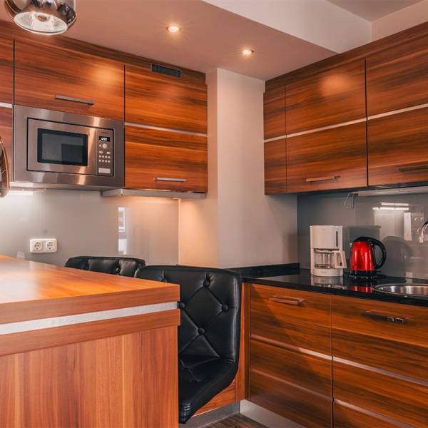 Essbereich und Küchenzeile im Apartment der Arkona Strandresidenzen Binz mit Hockern und moderner Ausstattung