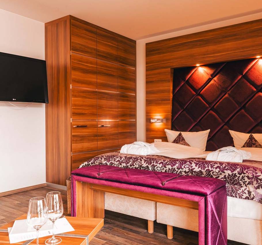 Doppelzimmer im Deluxe Apartment der Arkona Strandresidenzen Binz mit gemütlichem Bett und eleganter Einrichtung