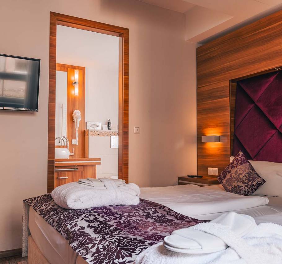 Doppelzimmer im Apartment der Arkona Strandresidenzen Binz mit Blick auf das Bett und das angrenzende Bad