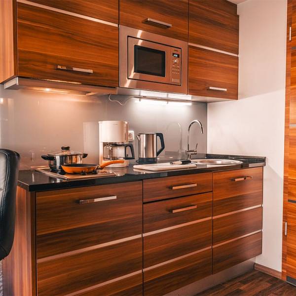 Küche im Deluxe Apartment der Arkona Strandresidenzen Binz mit Mikrowelle, Kaffeemaschine, Wasserkocher und Kochutensilien