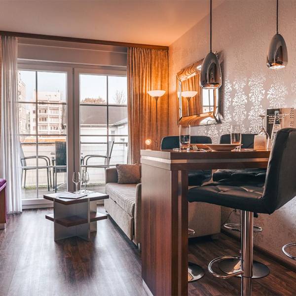 Gemütliche Sitzecke mit Couch und Esstisch im Studio der Arkona Strandresidenzen in Binz