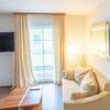Das Deluxe Apartment in den Arkona Strandresidenzen besteht aus einem kombinierten Schlaf- und Wohnraum mit Flatscreen-TV.