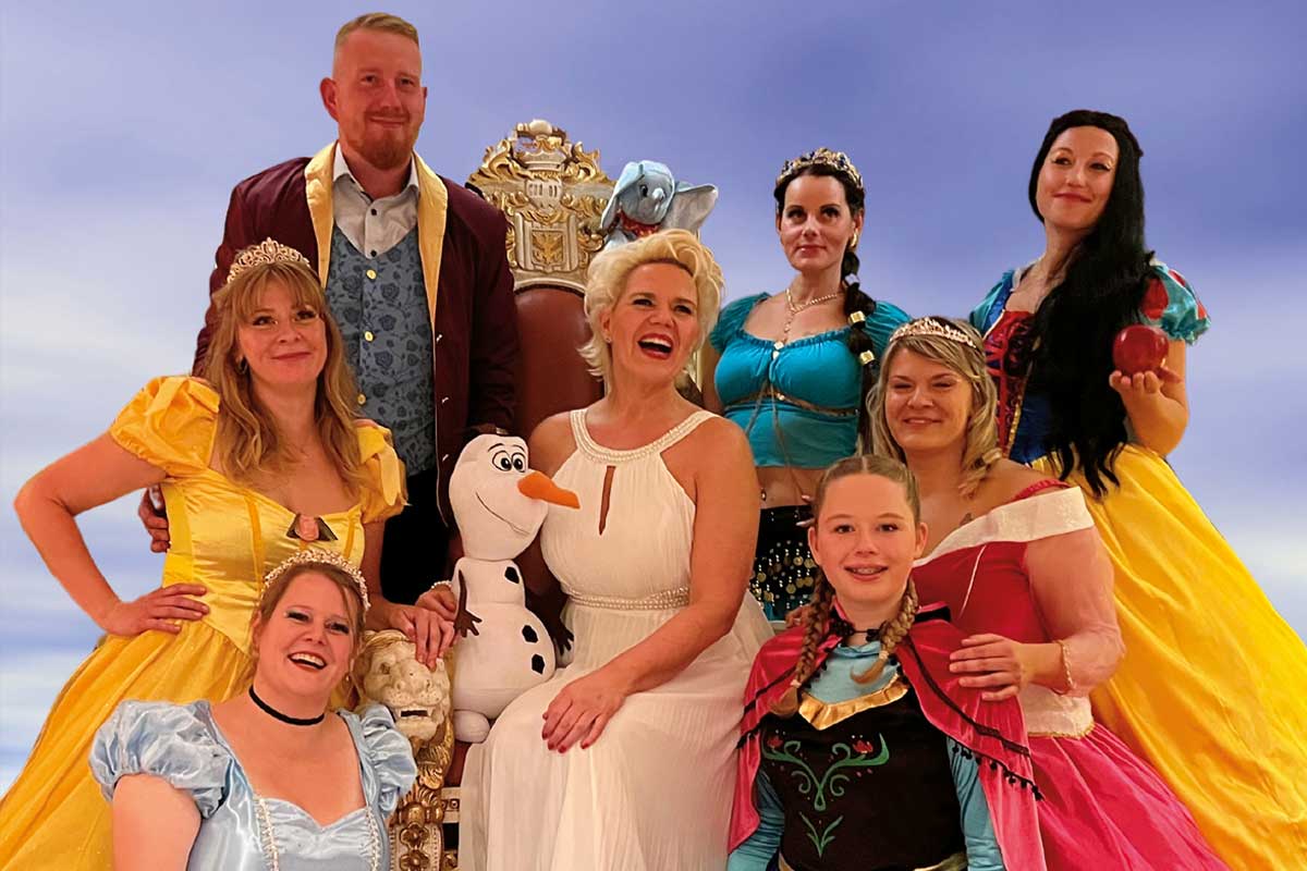 Nicole Mühle und ein Ensemble in zauberhaften Kostümen beim Disney-Abend im Arkona Strandhotel in Binz voller Magie.