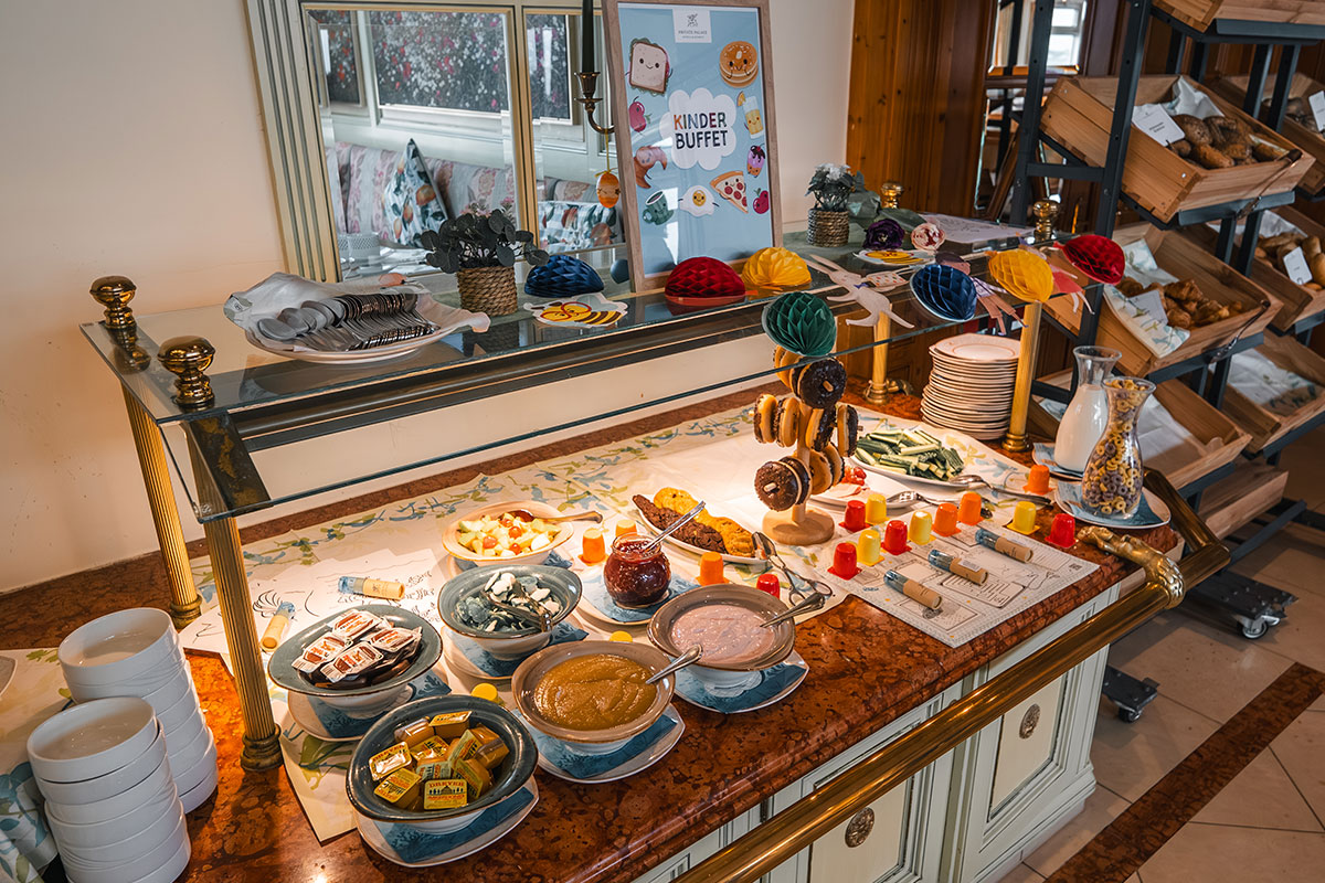 Buffetbereich für Familien in den Arkona Strandresidenzen mit Kinderstation und Ostseeblick