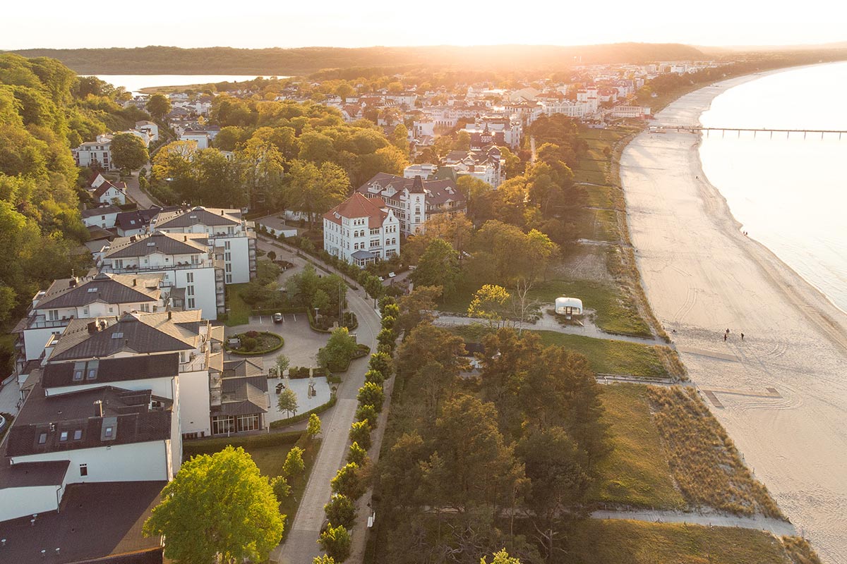 Binzer Strand bei Sonnenuntergang von oben – Arkona Strandresidenzen investieren in Energieeffizienz und Umwelttechnik