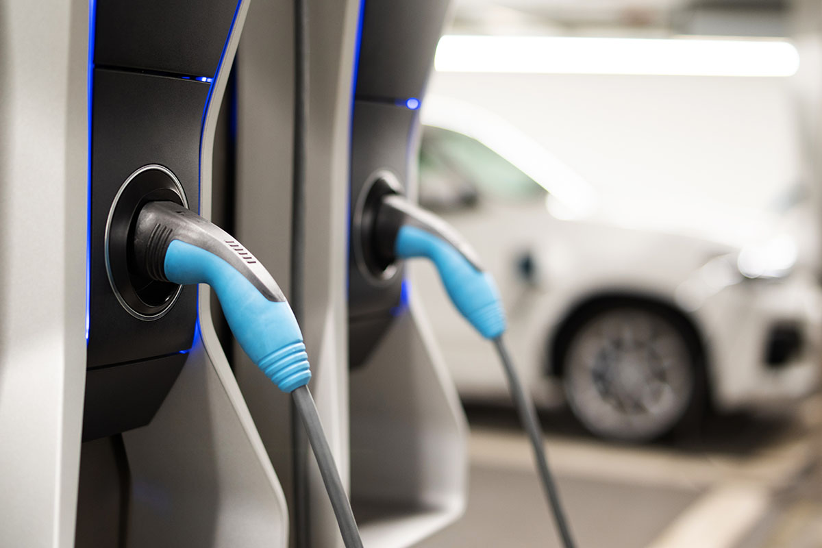 Eine Nahaufnahme der E-Ladestationen in den Arkona Strandresidenzen an der Ostsee für mehr Elektromobilität.