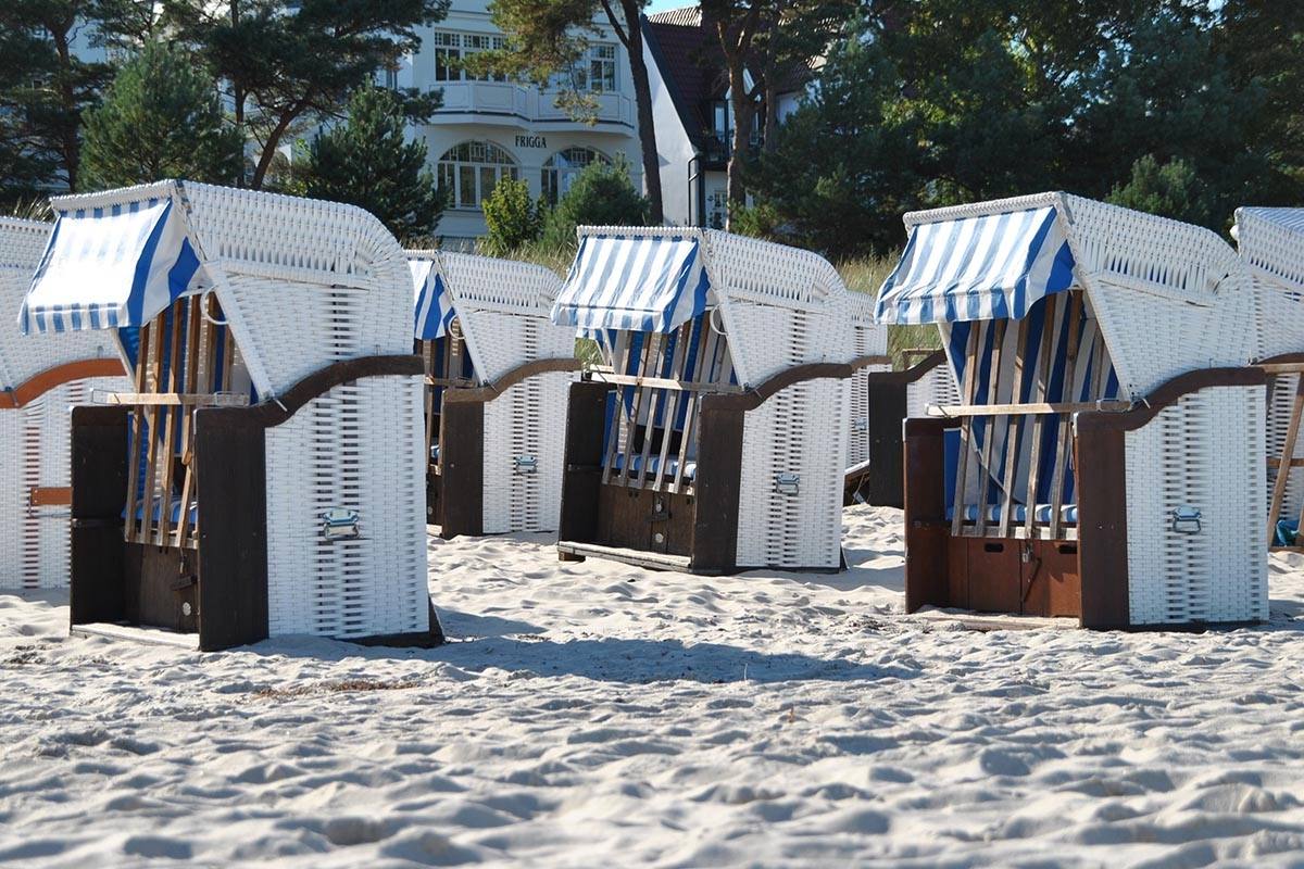 Geschlossene Strandkörbe von der Strandvermietung an der Binzer Strandpromenade.