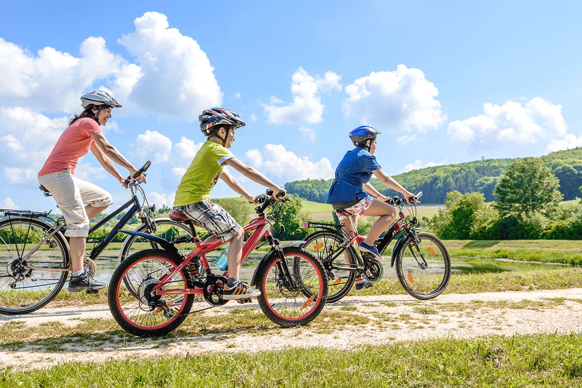 Eine Familienfahrradtour bei Sonnenschein: Kinderleicht mit Rügens zahlreichen Ausleihmöglichkeiten!