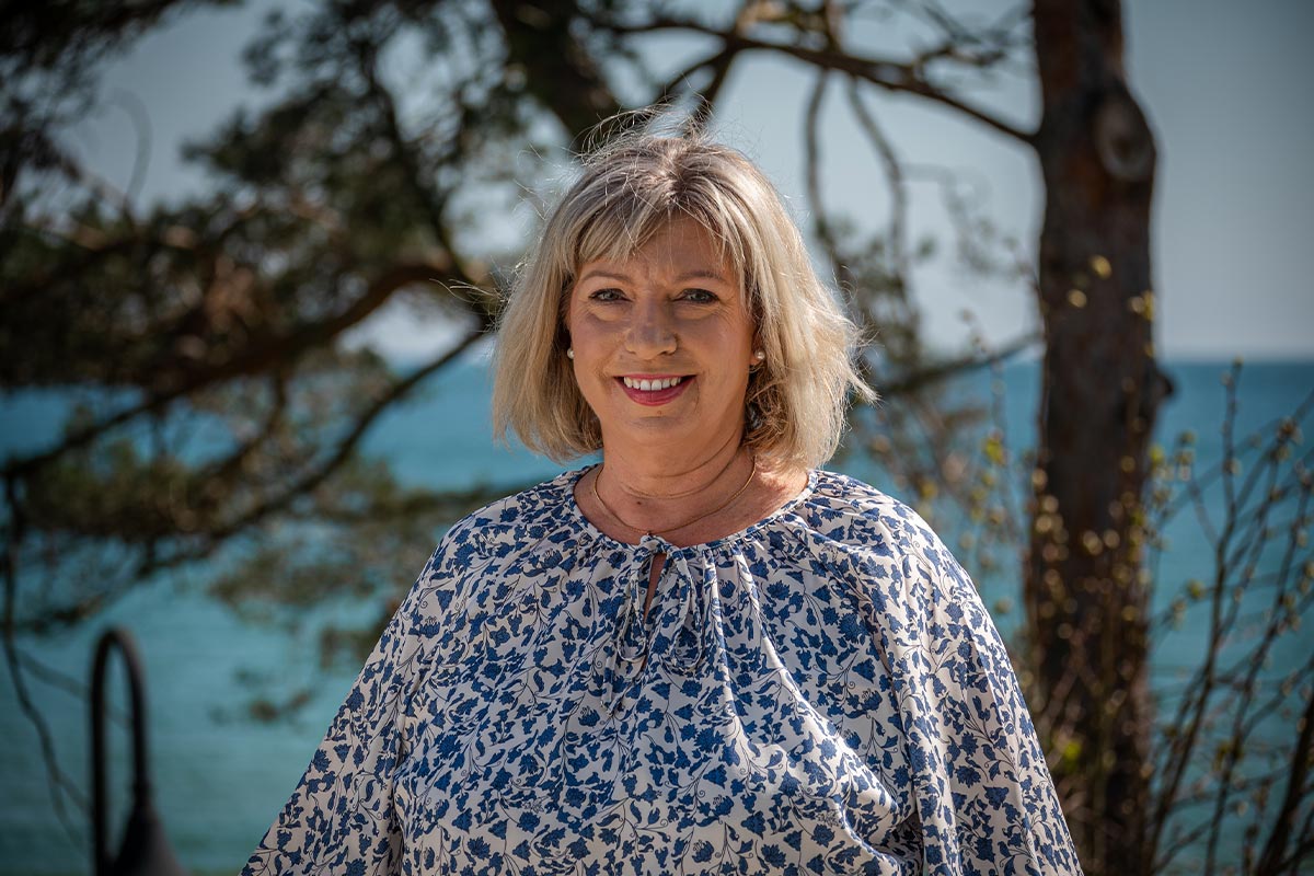 Rachel Armstrong am Weg zum Strand in Binz – Direktorin der Arkona Strandresidenzen auf Rügen