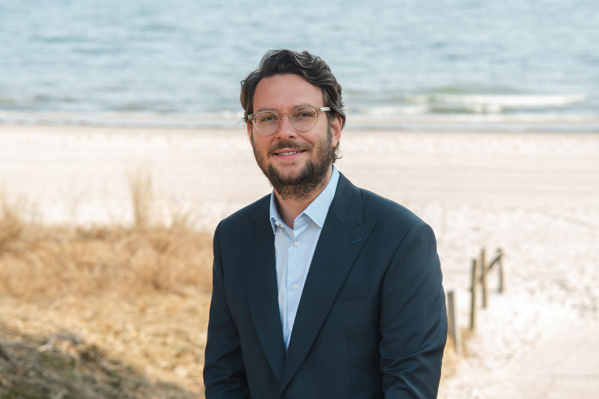 Hoteldirektor Daniel Hutter am Strand nahe der Arkona Strandresidenzen auf Rügen