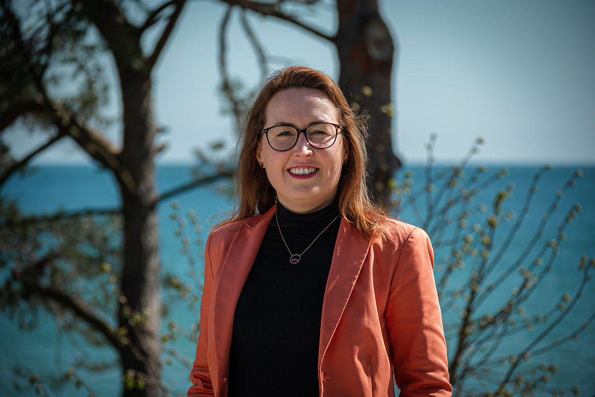Dorothee Schicht bei Sonnenschein am Übergang zum Strand in Binz – Executive Assistant der Arkona Strandresidenzen