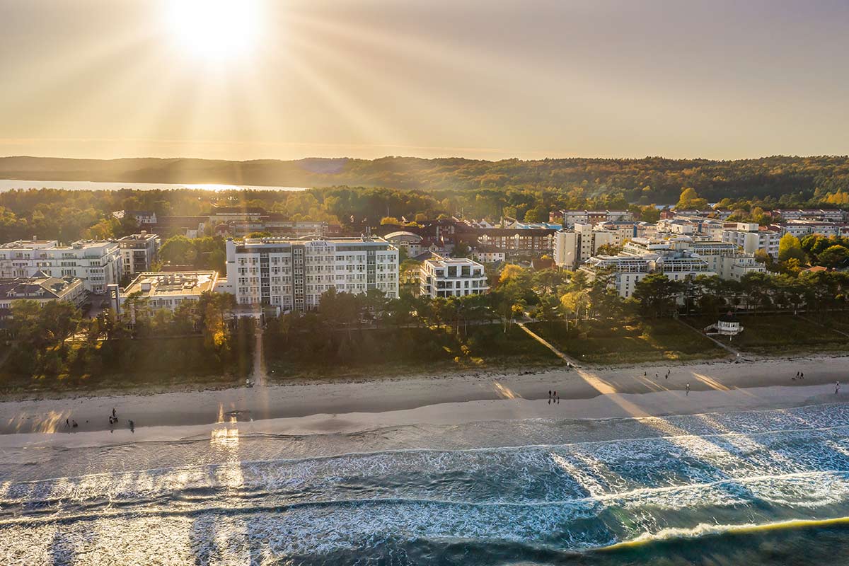 Aerial view of the Arkona Strandhotel in Binz – family-friendly hotel with direct beach access and elegant architecture